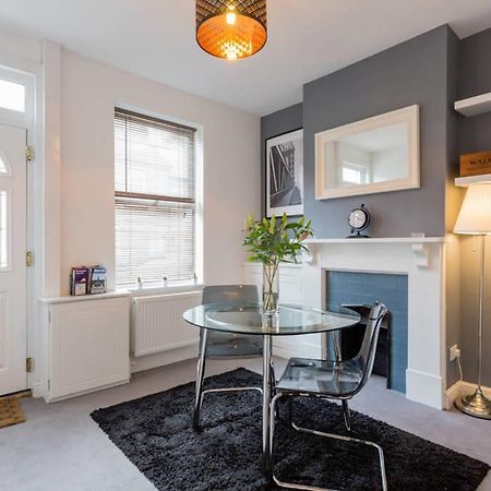Ashton House - Stylish 2 Bedroom House, Close To Luton Town Center & Airport エクステリア 写真
