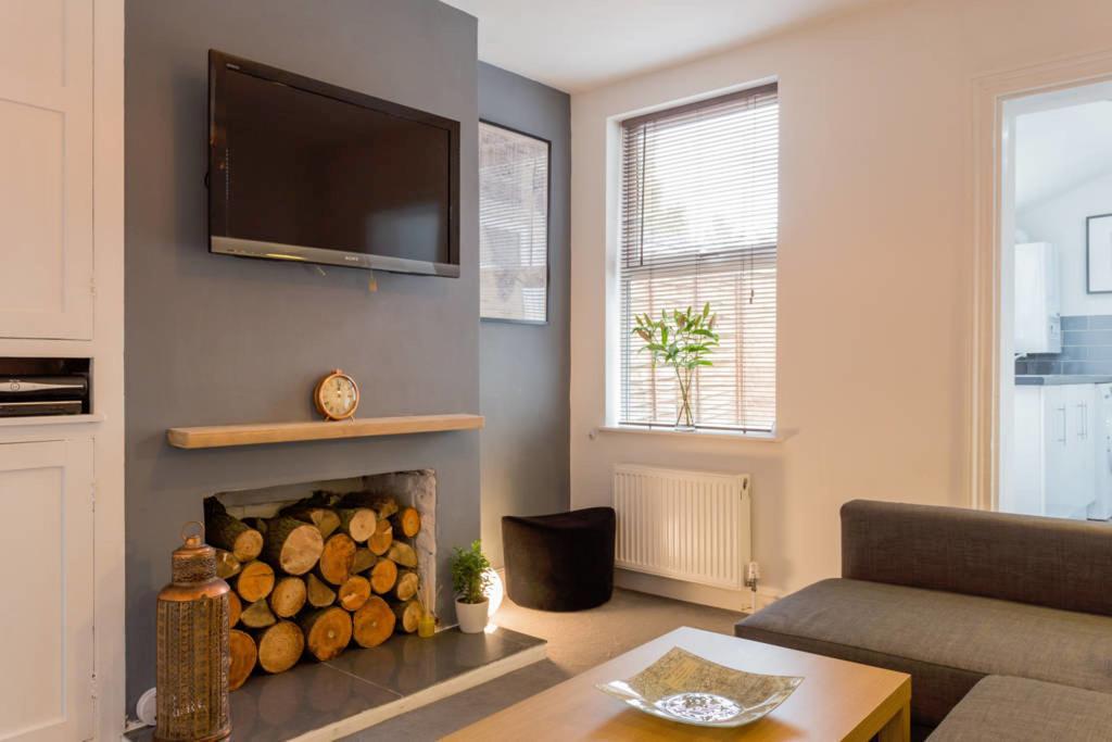 Ashton House - Stylish 2 Bedroom House, Close To Luton Town Center & Airport エクステリア 写真