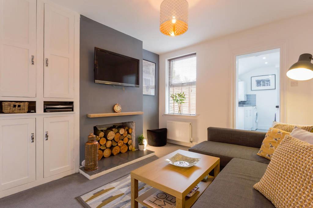 Ashton House - Stylish 2 Bedroom House, Close To Luton Town Center & Airport エクステリア 写真