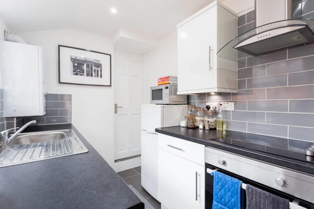 Ashton House - Stylish 2 Bedroom House, Close To Luton Town Center & Airport エクステリア 写真