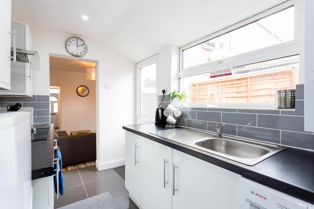 Ashton House - Stylish 2 Bedroom House, Close To Luton Town Center & Airport エクステリア 写真