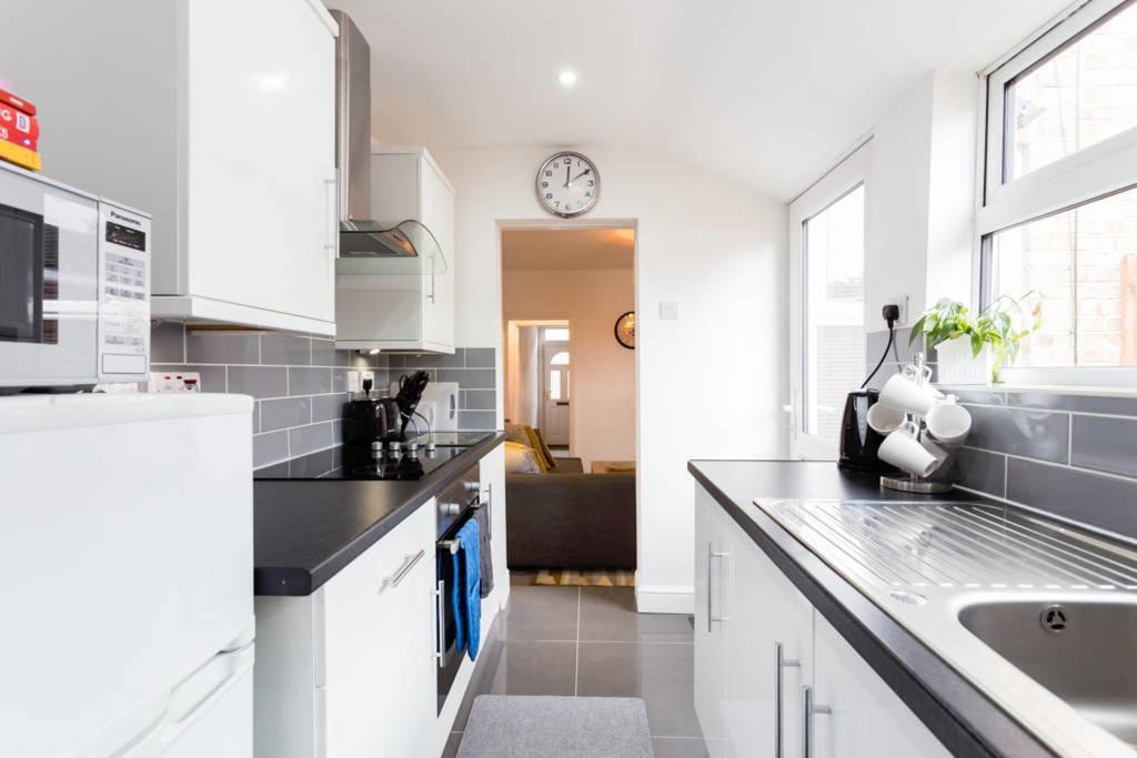 Ashton House - Stylish 2 Bedroom House, Close To Luton Town Center & Airport エクステリア 写真