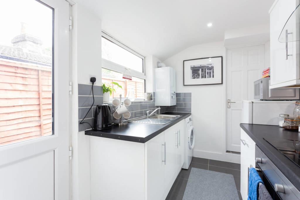 Ashton House - Stylish 2 Bedroom House, Close To Luton Town Center & Airport エクステリア 写真