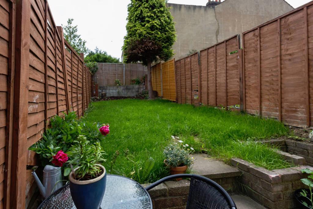 Ashton House - Stylish 2 Bedroom House, Close To Luton Town Center & Airport エクステリア 写真