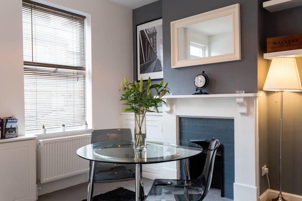 Ashton House - Stylish 2 Bedroom House, Close To Luton Town Center & Airport エクステリア 写真