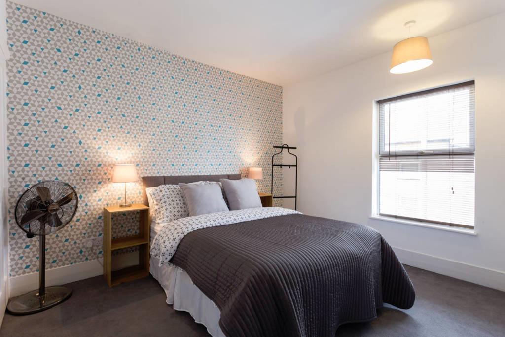 Ashton House - Stylish 2 Bedroom House, Close To Luton Town Center & Airport エクステリア 写真